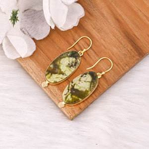 Boucles d'oreilles pendantes en opale verte plaquées or laiton aspect naturel avec breloque artisanale de créateur, boucles d'oreilles pendantes en laiton, cadeau pour elle - Product Image 3