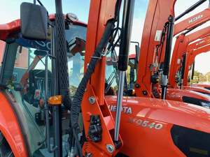 Tractor agrícola serie Kubota M7 potente máquina 4WD con bajas horas de funcionamiento, cabina de confort Premium, rendimiento confiable - Product Image 4