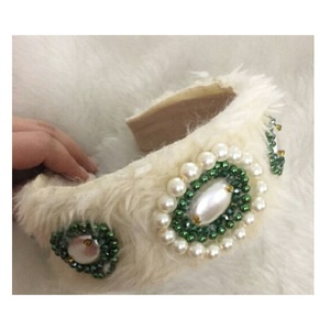 Diadema con cuentas de semillas de color verde oscuro con un ajuste seguro que combina funcionalidad y arte de una manera impresionante - Product Image 5