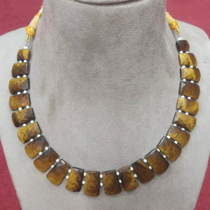 Collier de perles en pierre naturelle à facettes unilatérales en oeil de tigre jaune avec perles en pierre fantaisie - Product Image 2