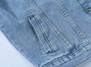 Veste en jean rose vieilli tendance pour femme, manches longues, fermeture boutonnée, décorations cloutées argentées et cristaux, en coton uni - Product Image 3