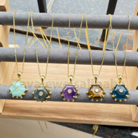Collier de créateur perlé plaqué or 18 carats avec pendentif en laiton naturel, Amazonite, Labradorite, Apatite, Jade, Améthyste, Œil de tigre et micro-zirconiums