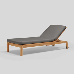 Chaise longue d'extérieur en teck massif avec coussin pour cour, piscine, villa, maison d'hôtes, véranda - Gaff - Product Image 1