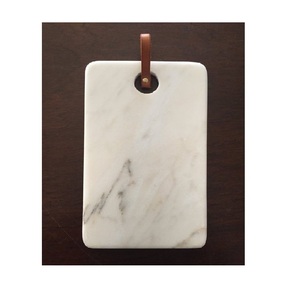 Elegante tabla de cortar redonda de mármol, perfecta tanto para la preparación de alimentos como para servir tablas de charcutería en cenas elegantes - Product Image 5