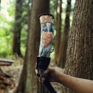 Cuerno vikingo para beber con soporte de cuero único Cuerno para beber Cáliz Jarra de artesanía natural única para amantes de la cerveza y el hidromiel - Product Image 1