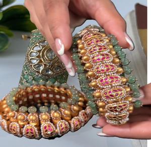 Elegante brazalete de latón con motivo de pavo real y delicados bordes de perlas. Acabado real. Disponible a precios de mayoreo. - Product Image 6