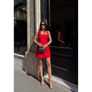 Vestido Negro con Tirantes de Rosas hasta la Rodilla para Mujer, Elegante Tela de Poliéster y Elastano Doble Atlas, Moda al por Mayor missJANELL - Product Image 2