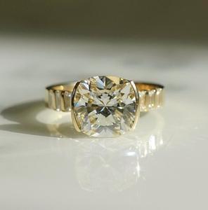 Bague de fiançailles de mariage en or jaune avec lunette, 3.00 ct, taille coussin, bague de mariage, ensemble de moissanite - Product Image 1