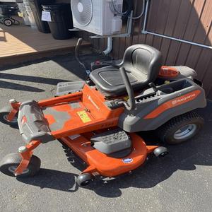 Tondeuse Husqvarna Z254 Zero-Turn de qualité supérieure, durable et facile à utiliser, livraison rapide garantie - Product Image 2