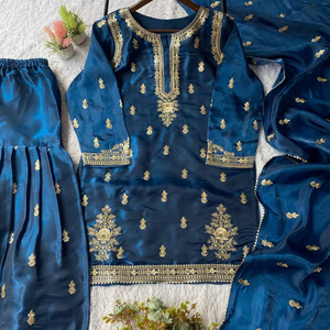 Ensemble Kurti et pantalon brodés tendance avec dupatta réversible pour femmes, idéal pour les fêtes et les mariages - Product Image 1