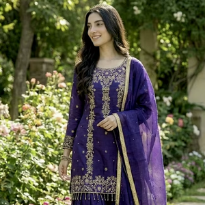 Ensemble de costume Anarkali brodé violet pour femmes, tenue ethnique indienne à porter pour les fêtes, avec dupatta, mélange de soie de qualité supérieure - Product Image 1