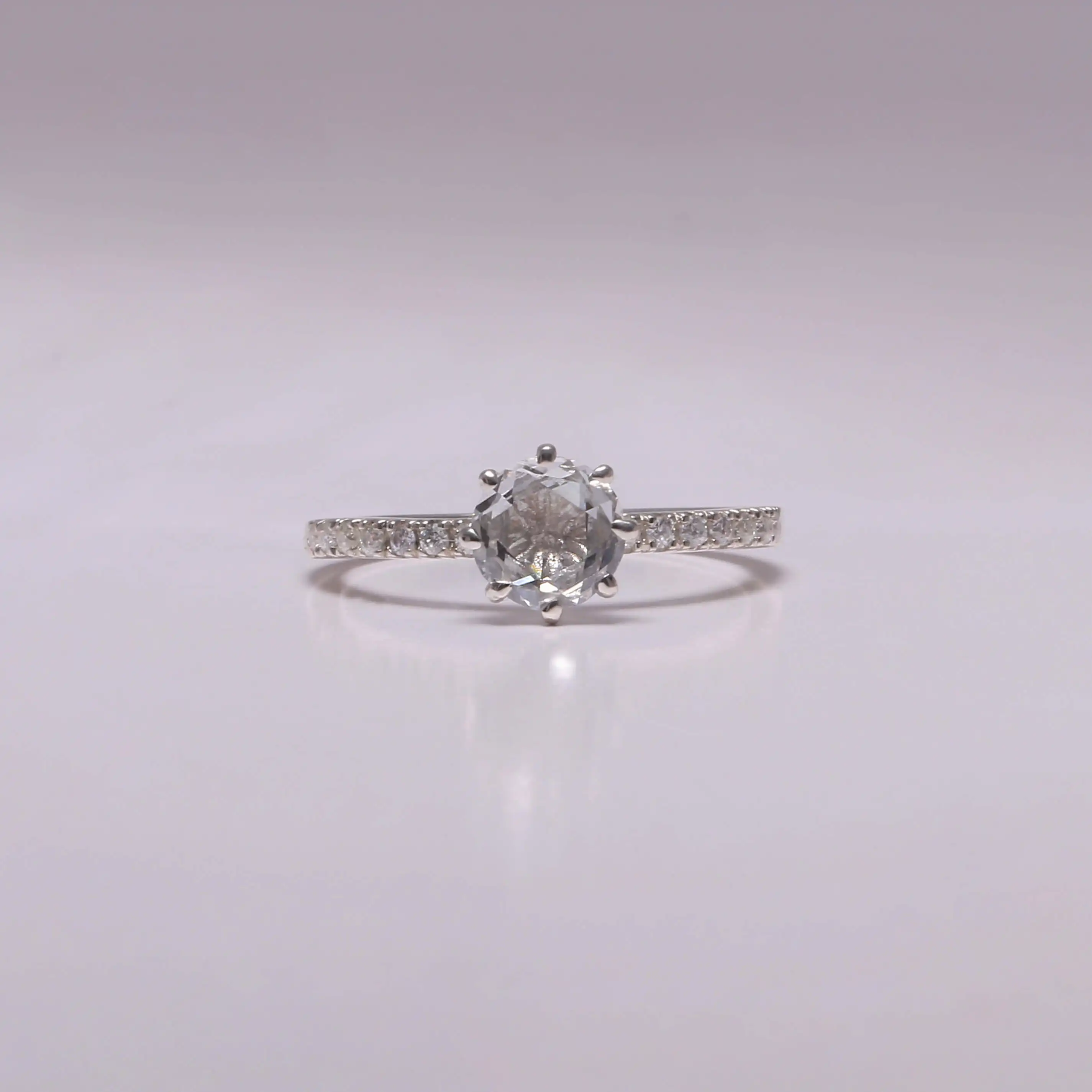 Anello di fidanzamento rotondo con taglio a diamante da 1 carato IN CVD con pietra d'accento anello di diamanti da laboratorio glamour IN oro massiccio 14KT