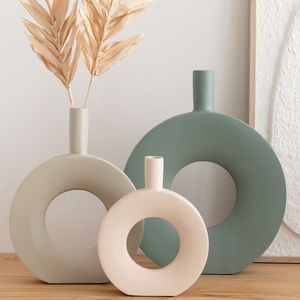 Vase à fleurs en métal de luxe avec une forme unique créative conçue pour rehausser votre décoration intérieure avec une touche moderne et artistique - Product Image 6