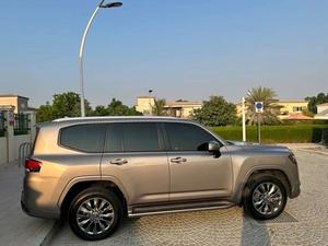 Toyota Land Cruiser GXR 2024, motor de gasolina V6 de 4.0L, transmisión automática de 6 velocidades y capacidad para 7 pasajeros. - Product Image 3