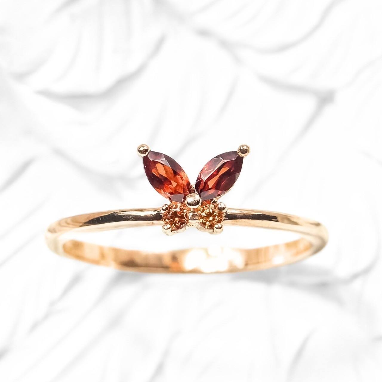 โกเมนแดง (mq.) + ไพลินสีส้ม (บนถนน)