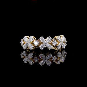 แหวนเพชรทรงลูกแพร์เพาะเลี้ยงในห้องปฏิบัติการ รับรองโดย IGI ประดับด้วยลายดอกไม้ |   งานออกแบบช่อดอกไม้สำหรับงานแต่งงานและงานเลี้ยง - Product Image 1