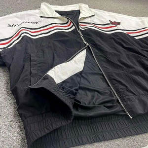 Conjunto Deportivo Personalizado Unisex de Invierno con Estampado de Bloques de Color, Chaqueta Cortavientos 100% Algodón y Pantalones Cortos - Product Image 3