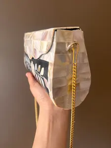 กระเป๋ากำมะหยี่ทำด้วยมือสุดหรูกระเป๋าสำหรับใส่ตอนเย็นดีไซน์แบบฝังลายดอกไม้ไข่มุกแม่สายโซ่สีทองประดับเพชรแบบนุ่มสำหรับงานแต่งงาน - Product Image 2