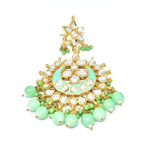 Boucles d'oreilles Chandbali en or plaqué or avec décorations Meenakari vert clair, style chandelier - Product Image 2
