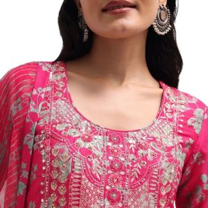 Ensemble rose imprimé Tussar Kurta Sharara avec Gotta Patti Dupatta pour une réception indienne de fête de mariage - Product Image 4