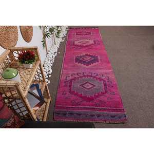 Alfombra Vintage Herki de 2.9x10.1 pies, Alfombra Turca de Lana con Diseño Floral Rosa - Product Image 1