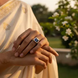 Bague vintage tendance pour homme en argent avec saphir taille carrée, plaquée or 18 carats et rhodium, sertie en griffe, forme géométrique - Product Image 2