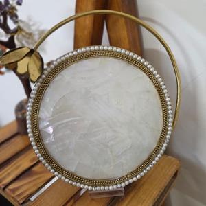 Bolso de mano de latón MOP de diseñador atractivo, bolso de alta calidad para fiesta y uso de funciones, bolsas de colección de regalos para mujeres y niñas - Product Image 1