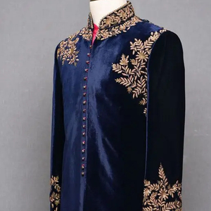 Motif de broderie à la main sur une belle robe sherwani et pantalon bleu avec perles de verre cristal embellies, pierre de verre, dabka work @ 2024 - Product Image 1