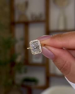 Bague de fiançailles halo en moissanite taille radiant 8x11mm, plaquée or jaune, argent 925, bijoux de mariage fins pour femmes, vente en gros - Product Image 3