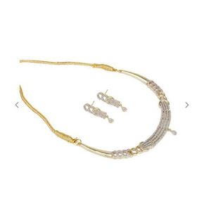 Collier demi-lune élégant et stylé pour les soirées - Product Image 2