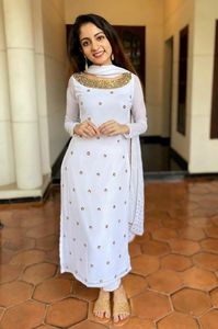 Dernier et beau travail de broderie sur une longue robe kurta & pantalon blanche avec des perles de verre cristal, travail du fil pour la fête @ 2024 - Product Image 2