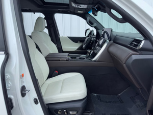 Lexus LX 600 SUV de Lujo 2024, Transmisión Automática, Tracción AWD, Cuero Claro, Turbo, R18, Aluminio, Certificado, Limpio y Poco Uso - Product Image 2