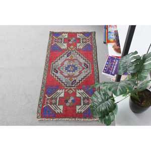 Alfombra Vintage de 1.5x3 pies, Alfombra Turca Pequeña, Alfombra de Lana con Diseño de Camuflaje Rojo y Azul - Product Image 4