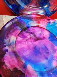 Plato de resina hecho a mano con colores vibrantes y acabado liso, perfecto para servir, decorar o regalar. - Product Image 6