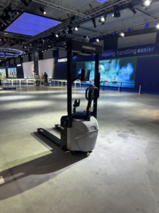 Apilador Eléctrico de Paletas Hangcha Serie EZ-GO de 2t, Semiautomático, Tráfico Inteligente, Navegación Láser RK3588 - Product Image 3