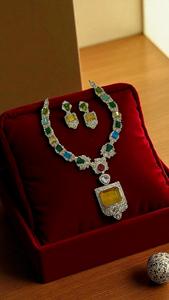 Elegante juego de Gargantilla chapada en oro con piedra de corte esmeralda cuadrada grande y detalles AD - Product Image 2