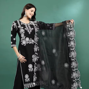 Conjunto de Kurta, Palazzo y Dupatta Recto Elegante de Algodón con Bordado Floral en Color Negro para Mujer, de Alta Calidad y Muy Solicitado - Product Image 1