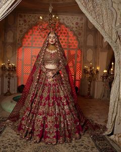 ใหม่ล่าสุด-เสื้อเจ้าสาวสีแดงเข้ม, lehenga และ dupatta กับ dabka ประดับ, ไข่มุก, หิน, ลูกปัดเย็บปักถักร้อยทำงาน = 2025 - Product Image 1