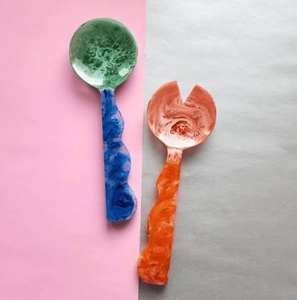 Service de table en résine artisanale, service de table coloré marbré, service de table organique à poignée ondulée, vaisselle décorative, outils de table - Product Image 1