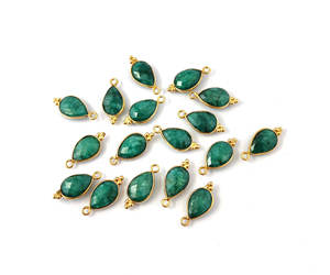 Breloques en pierre précieuse émeraude taille poire à facettes avec serti cranté pour la création de pendentifs et de boucles d'oreilles - Product Image 3