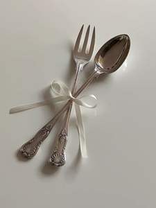 Ensemble de couverts en métal au design moderne et élégant, parfait pour les repas de table en famille. - Product Image 2