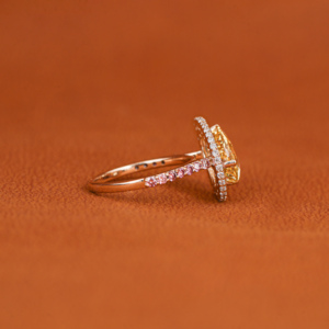 Anillo de compromiso con diamante cultivado en laboratorio con corte pera amarillo y halo de diamantes rosas redondos, piedra decorativa glamorosa, chapado en oro de 14 quilates - Product Image 4