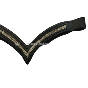 แผ่นรองขนม้าหนังสีดำรูปตัววีแบบนิ่มประดับเพชรคริสตัลสีทองและห่วงแบบปรับแต่งได้ - Product Image 1