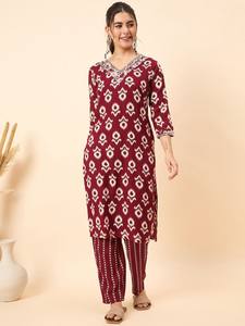 Mujeres Maroon motivos étnicos impreso cuello en V puro algodón Kurta con pantalón indio pakistaní salwaar kameez traje - Product Image 2