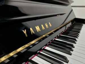 Piano Vertical Yamaha U1H 2121594, Servicio Profesional, Afinado, Calidad Garantizada, Elección Ideal para Artistas - Product Image 2