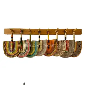 Vente en gros d'éventail en jonc de mer de style africain Décoration murale suspendue multicolore Prix bon marché Artisanat du Vietnam