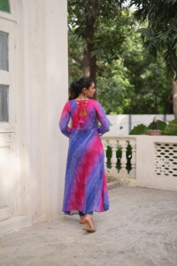 Kurti attrayant en faux georgette avec imprimé bandhani et patchwork kutchi, fabriqué en Inde - Product Image 2