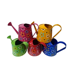 Arrosoir décoratif en métal coloré pour enfants et produit Offre Spéciale artisanal indien - Product Image 1
