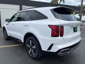Kia Sorento 2022 de Segunda Mano con Volante a la Izquierda, Asientos de Cuero e Interior en Color Oscuro - Product Image 2