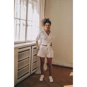 Conjunto de lino blanco ecológico para mujer, top corto tipo wrap y shorts de cintura alta con fajas, atuendo casual de verano - Product Image 1